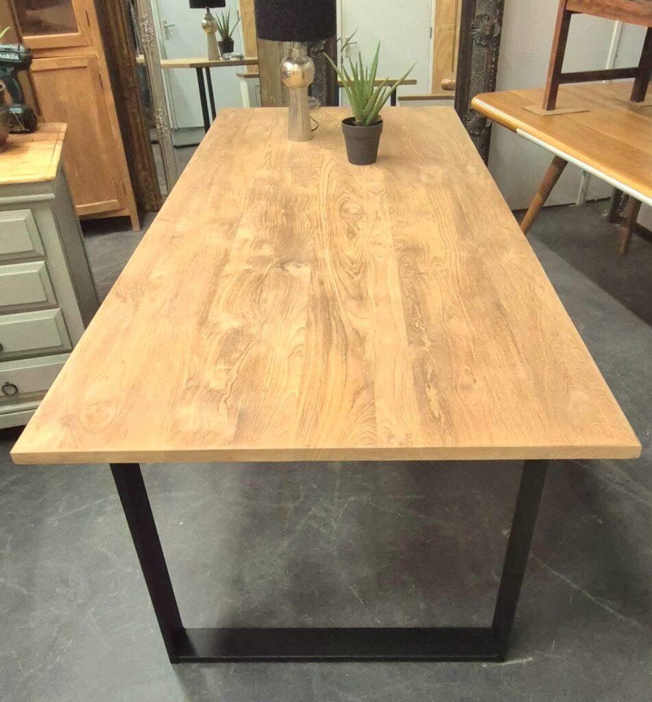 Eettafel teakhout onbehandeld
met stalen U-poot