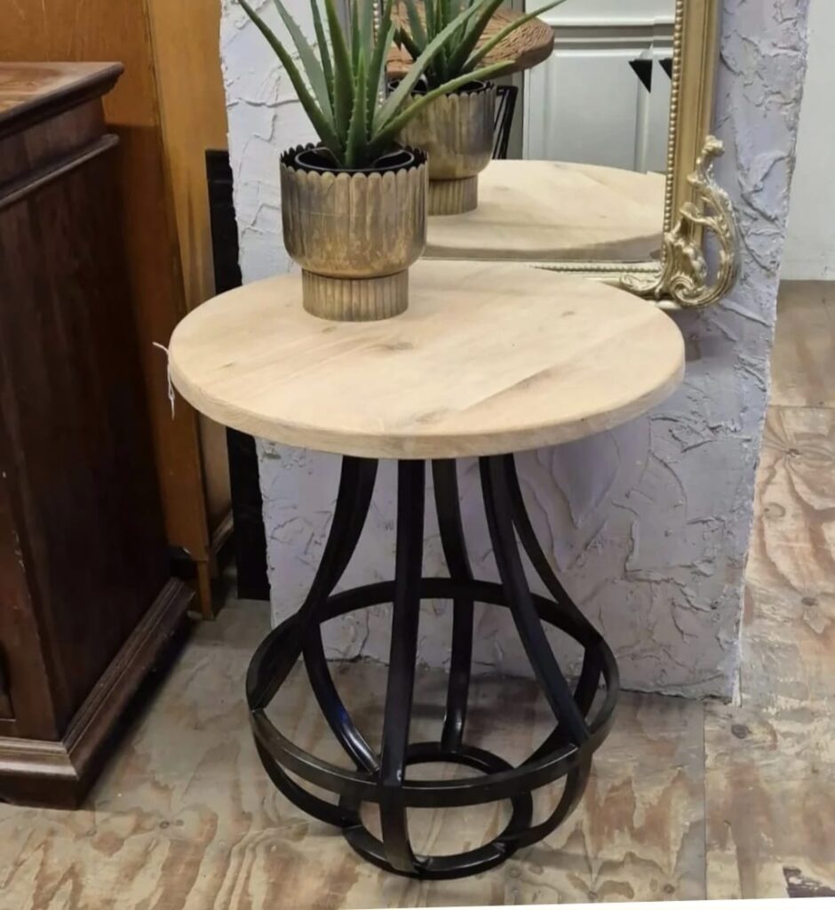 Plantentafel/bijzettafel eikenhout
met stalen onderstel gepoedercoat