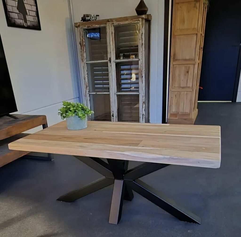 Salontafel/koffietafel
onbehandeld teakhout
met stalen matrixpoot gepoedercoat
