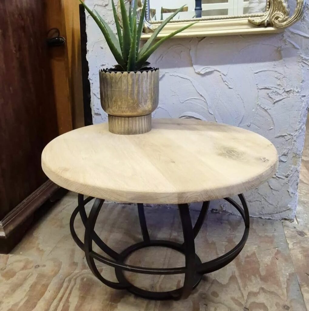 Salontafel/koffietafel
onbehandeld eikenhout
op stalen onderstel