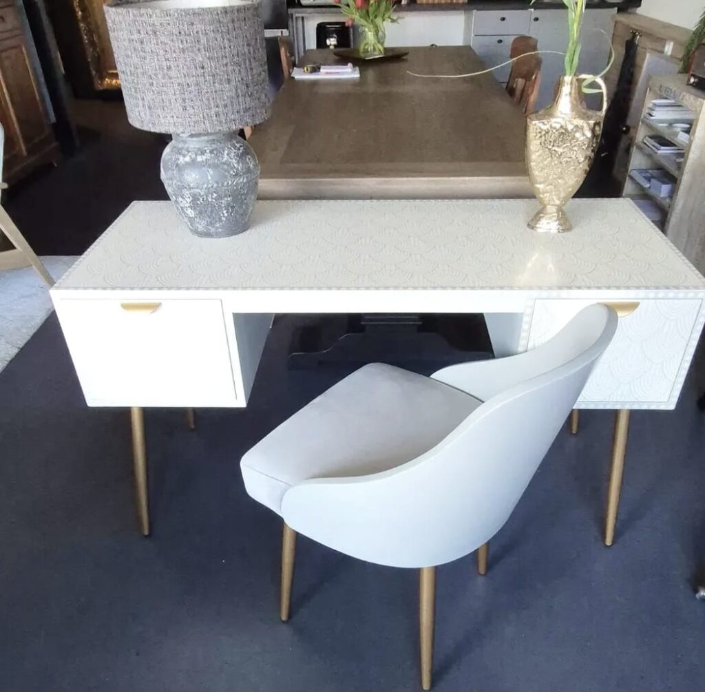 Art deco bureau
Bureau stoel bekleed met velvet