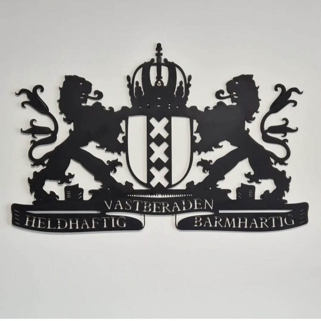 Muurdecoratie Wapen van Amsterdam 
Hout mat zwart