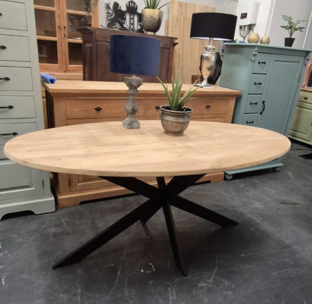 Ovale tafel met stalen matrixpoot
Verkrijgbaar in Teakhout of Eikenhout