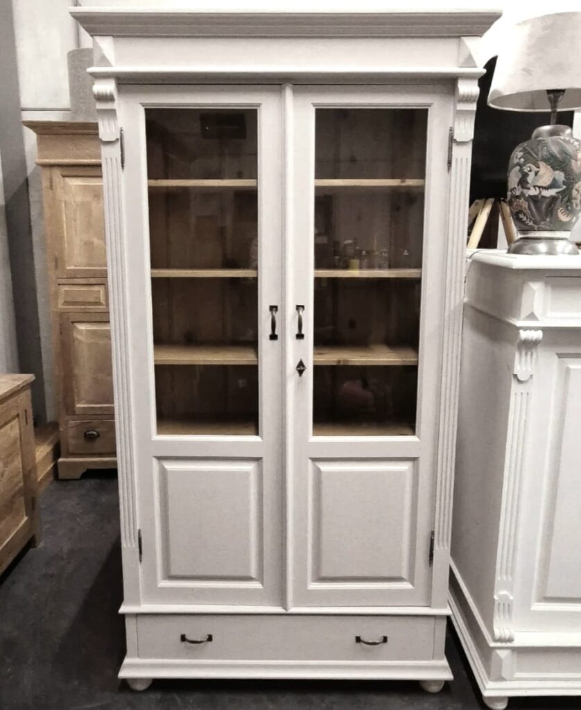 Vitrinekast Grenenhout