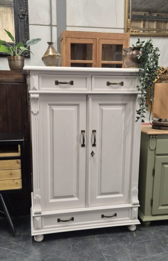 Meidenkast met roede en 3 lades
Grenenhout