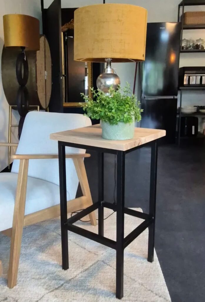 Bijzettafel/Plantentafel/sidetable/kruk
Staal met eikenhout.
Verkrijgbaar in elke gewenste afmeting