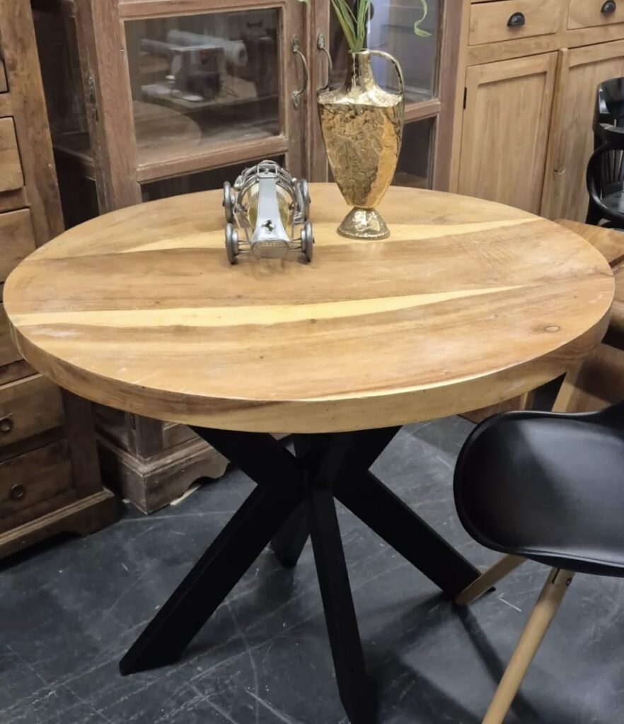 Eettafel rond met stalen matrixpoot
Teakhout